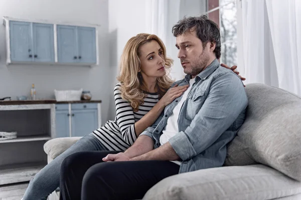 Çok kötü duygu ve nazik eşi gözü üstünde işsiz adam