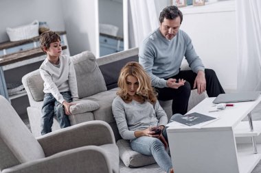 Tahriş olmuş kadın alkol ile katta otururken utanç feeling