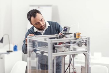 3d printerlere harcama maddeler çalışmalarını kontrol hoş genç adam