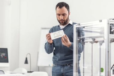 Genç mühendis modeli 3D yazıcıda yazdırılan kontrol