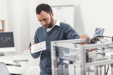 Yeni 3d modelin incelenmesi hoş genç adam