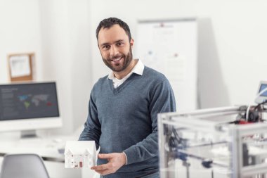 Neşeli mühendis evi bir 3d modeli ile poz