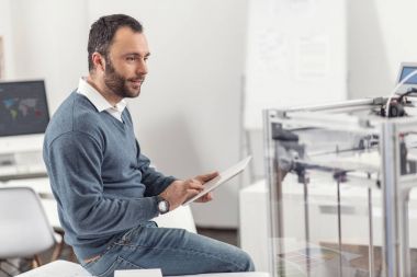 Genç tablet üzerinde çalışan ve 3d printerlere harcama maddeler kontrol mühendisi