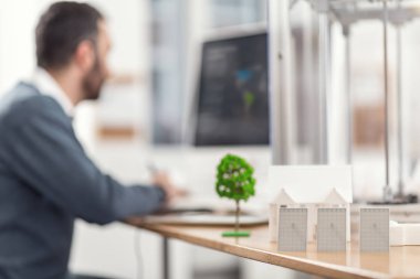 Güneş panelleri office masanın üzerinde duran modelleri