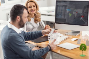 Birlikte ev modelleri inceleyerek büyüleyici neşeli arkadaşları