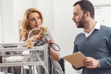 Genç mühendisler 3d yazıcıda güncelleştirmeleri yükleme