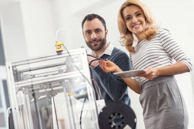 Hoş arkadaşları yeni 3d printerlere harcama maddeler kalitesini kontrol