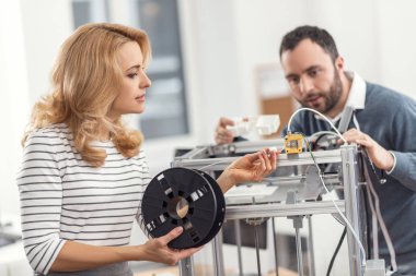 Sevimli kadın filaman 3d yazıcıya bağlama