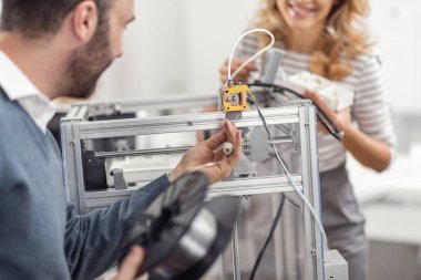 Genç adam filaman Ekstruder eklemek olmak