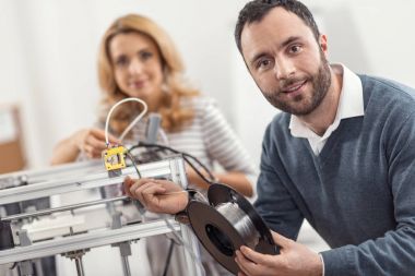İyimser mühendis filaman 3d printerlere harcama maddeler içinde değiştirirken poz