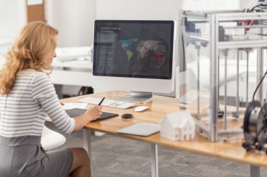 Çok kadın mühendis bilgisayarda sunum geliştirmek