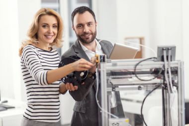 İyimser meslektaşları filaman eklerken poz