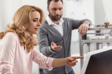 Büyüleyici kadın yönetici arkadaşları rapor kontrol