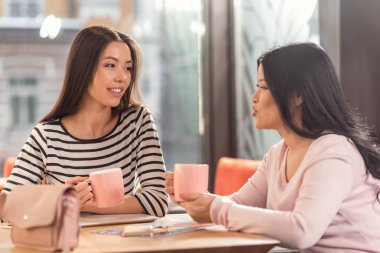 Neşeli pozitif kadın çay