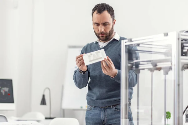 Modello di controllo giovane ingegnere stampato su stampante 3D — Foto Stock