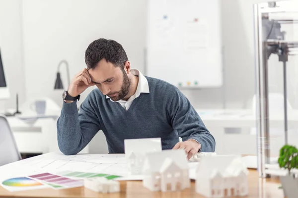 Junge Ingenieurin studiert Bauplan im Büro — Stockfoto