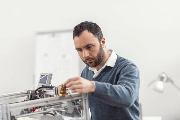 Ernstige jonge ingenieur 3d printer klaar voor werk — Stockfoto