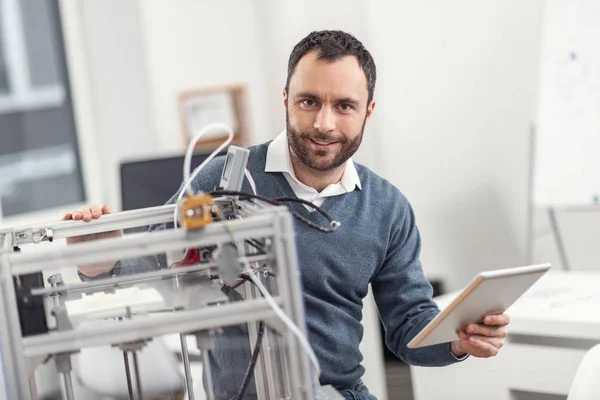 Engenheiro encantador controlando impressora 3D através de tablet — Fotografia de Stock