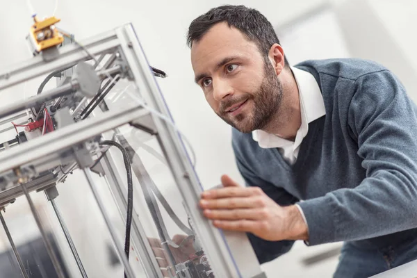 Agradable joven ingeniero en movimiento impresora 3D — Foto de Stock