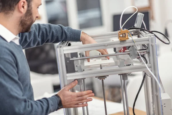 Ingeniero joven guapo quitando el modelo 3D impreso — Foto de Stock