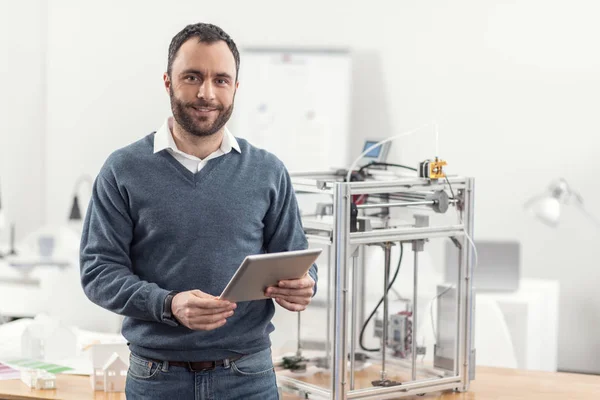 Optimistischer Ingenieur posiert mit Tablet im Büro — Stockfoto