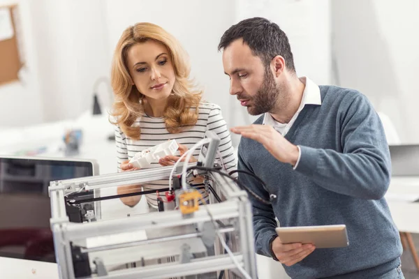 Ingeniero de cerdas explicando cómo utilizar la impresora 3D — Foto de Stock
