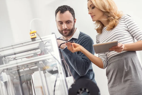 Supervisor feminino verificando a qualidade dos fios das impressoras 3D — Fotografia de Stock