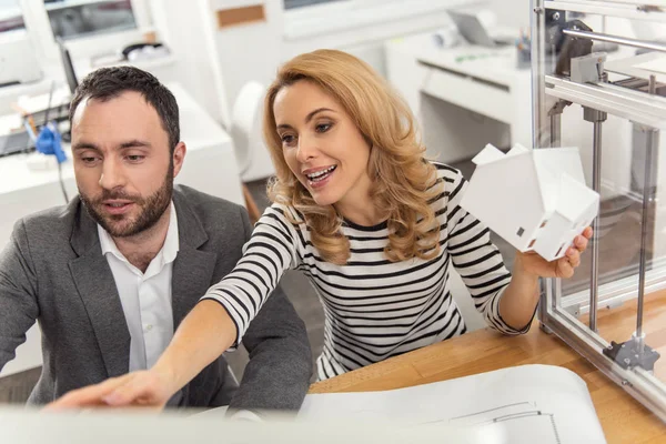 Angenehme Ingenieurin berät ihre Kollegin — Stockfoto