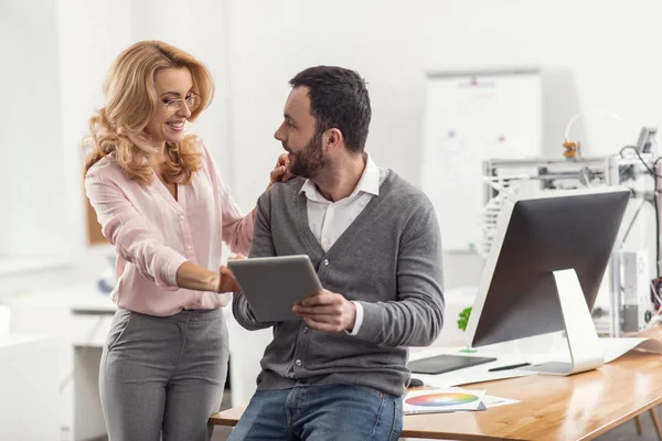 Piacevole donna flirtare con il suo collega in ufficio — Foto Stock