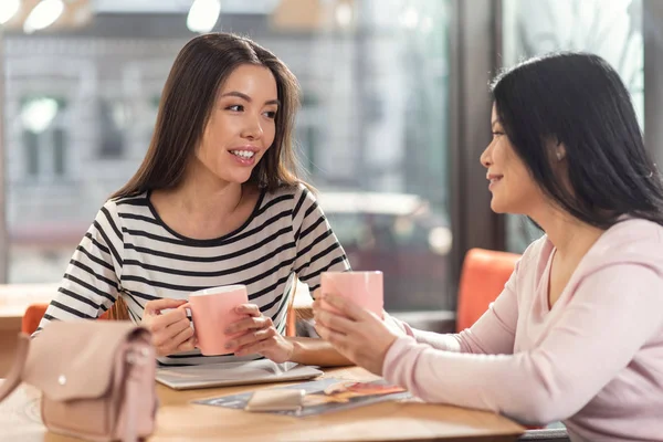 Leuke positieve vrouwen ontmoeten in het café — Stockfoto