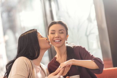 Pozitif neşeli kadın arkadaşı öpüşme