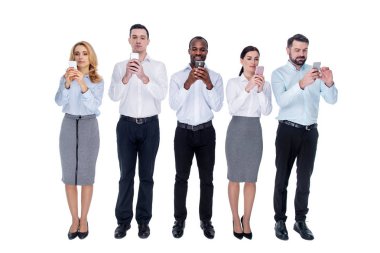 Bağımlısı arkadaşları onların telefon ile bir satır ayakta