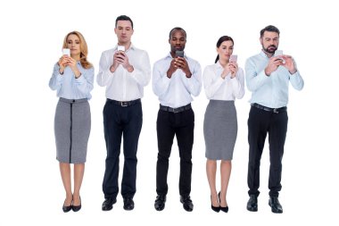 Stony-faced arkadaşları onların telefon ile bir satır ayakta