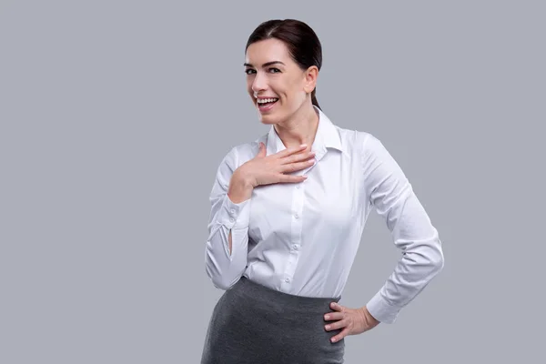 Mujer sonriente con la mano en el pecho — Foto de Stock