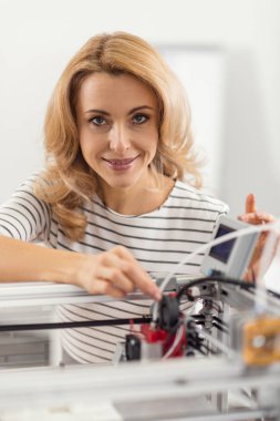 3D printerlere harcama maddeler ile poz güzel kadın mühendis
