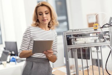 Güzel kadın çalışma 3d printerlere harcama maddeler ise onun tablet kullanma
