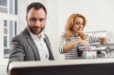 Hoş adam kadın 3d printerlere harcama maddeler başlatılması sırasında bilgisayardan okuma