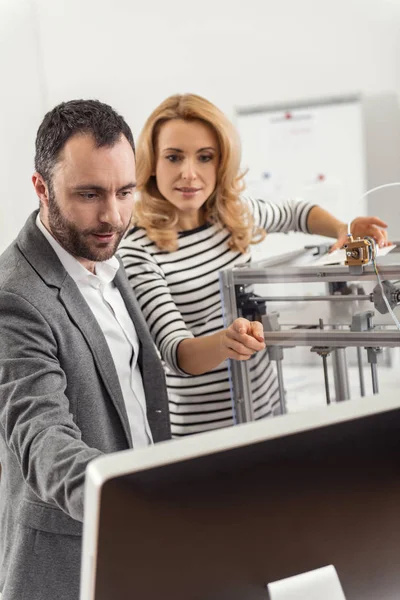 Hoş arkadaşları bilgisayarda 3d printerlere harcama maddeler için el ile okuma