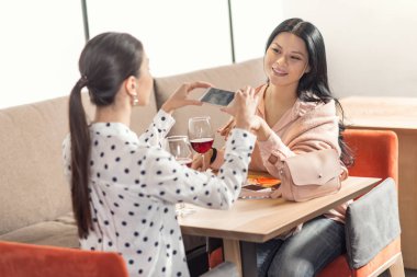 Onu smartphone kamera kullanan olumlu güzel kadın