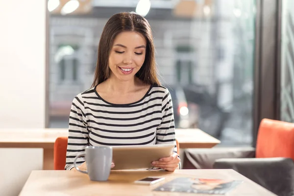 Blij positieve vrouw met behulp van een tablet — Stockfoto