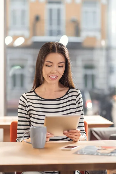 Femeie tânără atractivă care deține o tabletă — Fotografie, imagine de stoc