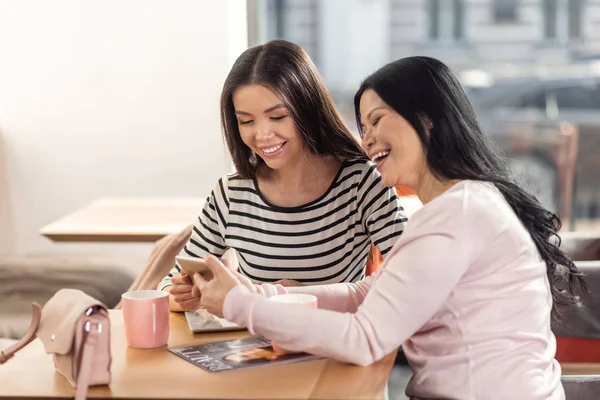 Feliz alegres mujeres divirtiéndose — Foto de Stock