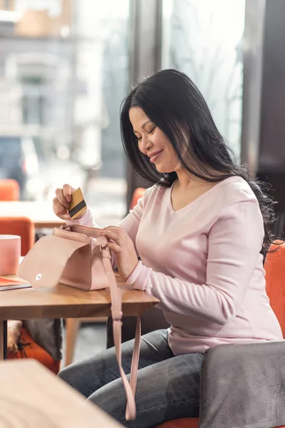 Vrolijke mooie vrouw die haar creditcard — Stockfoto