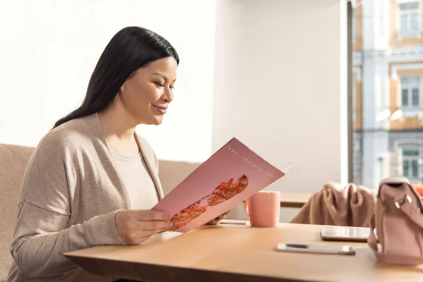 Blij positieve vrouw, lezen — Stockfoto