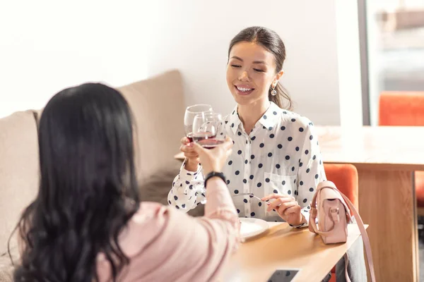 Mujeres encantadas positivas disfrutando del vino — Foto de Stock
