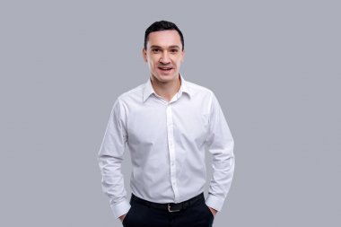 Mutlu adam ellerini ceplerine sahip