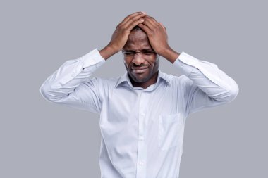 Ciddi Afro-Amerikan man sefil arıyorum