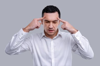 Meditatif adam onun tapınaklar düşünürken dokunmadan