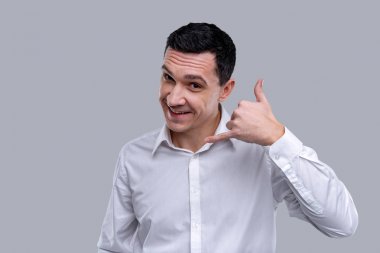 Mutlu adam gösterilen elleriyle beni geri ara