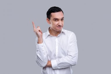 Onun parmağı olan kadar coşkulu genç adam